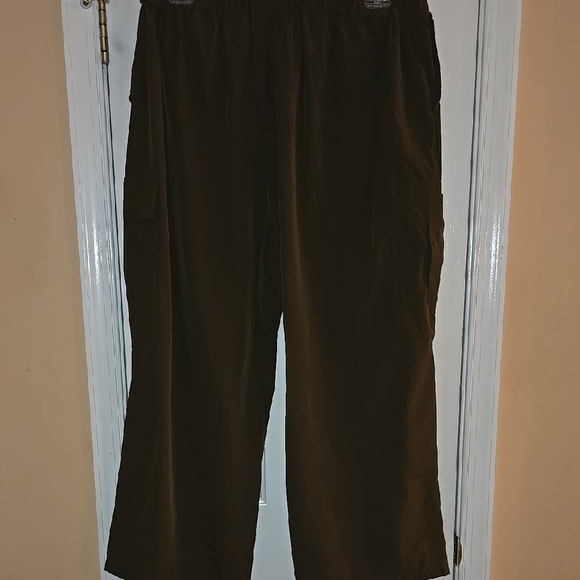 Women's Olive Cargo Pants - Picture 5 of 6